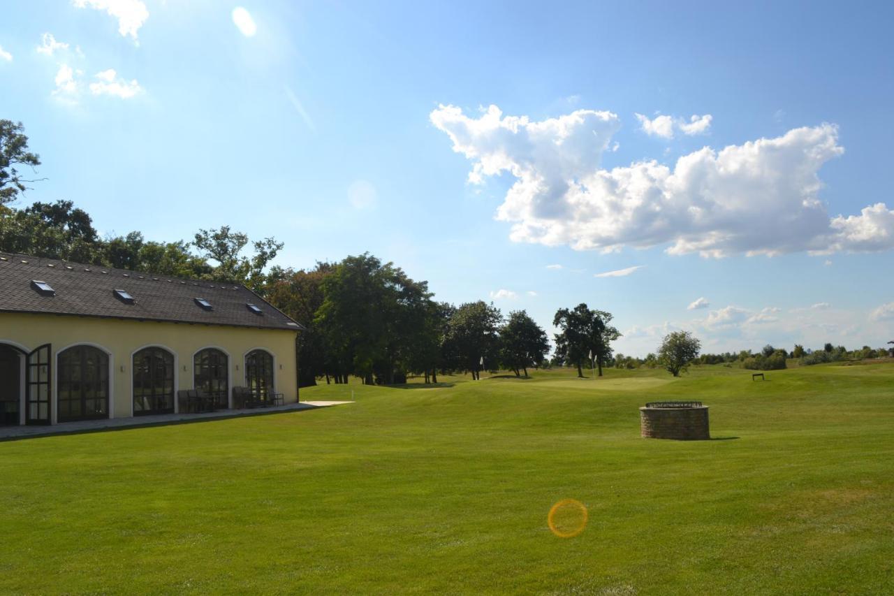 Klaudia'S Hotel & Restaurant At Golf Resort, Bac Samorin Exteriör bild