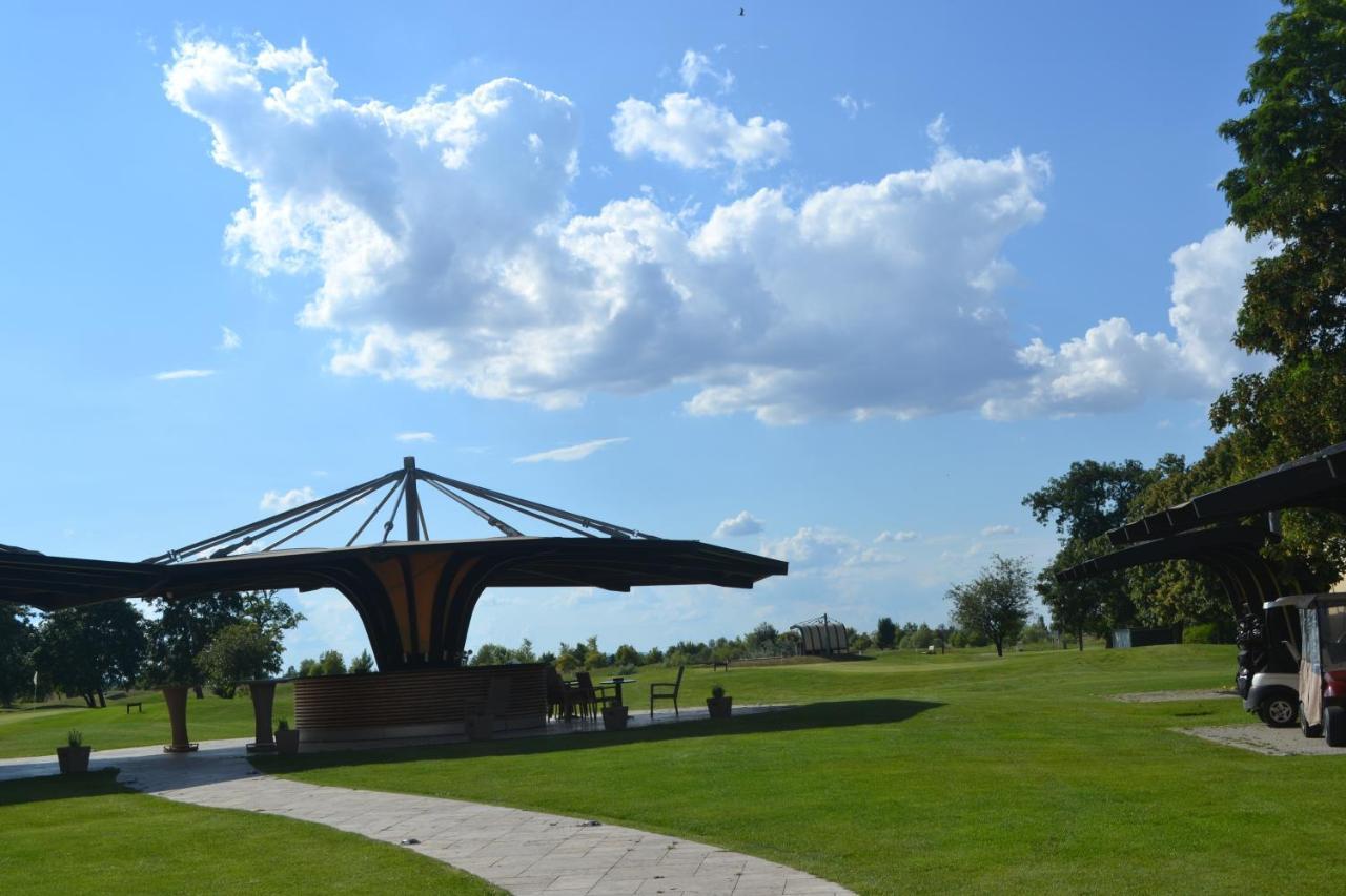 Klaudia'S Hotel & Restaurant At Golf Resort, Bac Samorin Exteriör bild