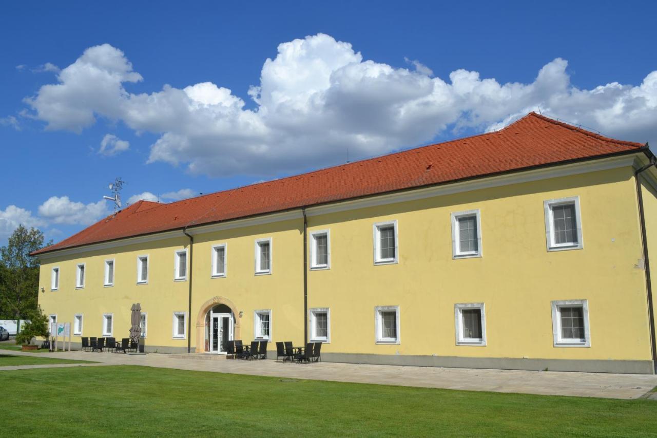 Klaudia'S Hotel & Restaurant At Golf Resort, Bac Samorin Exteriör bild