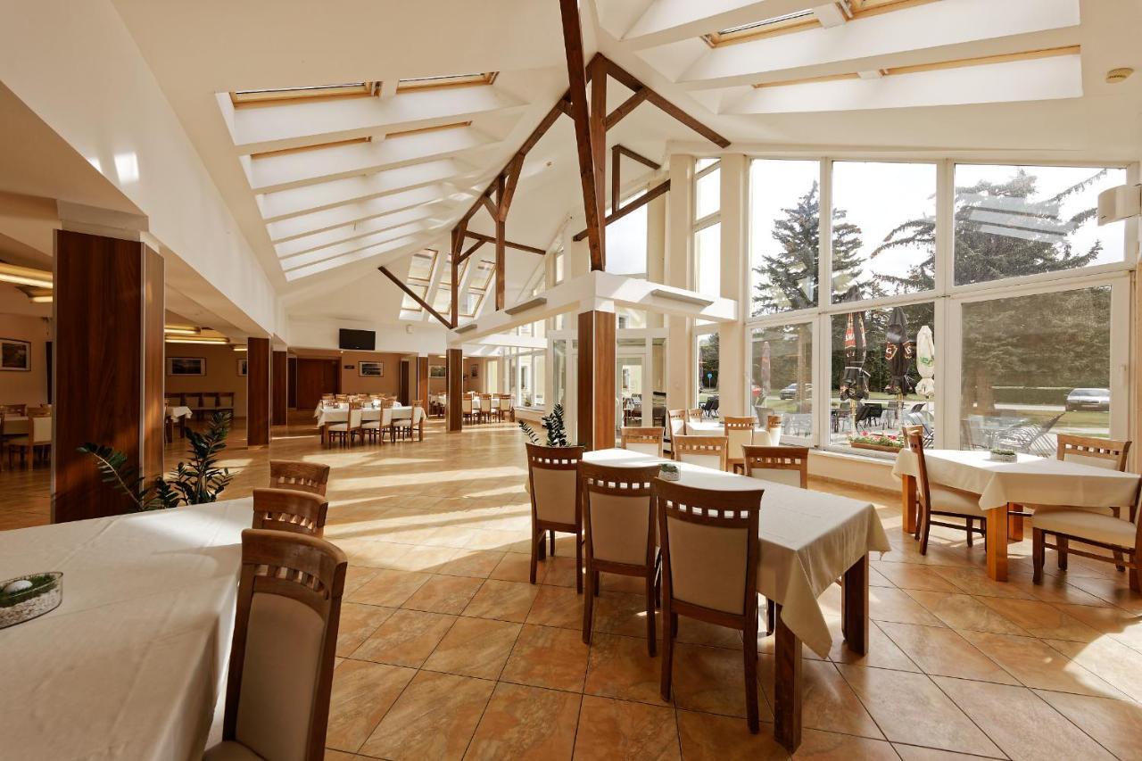 Klaudia'S Hotel & Restaurant At Golf Resort, Bac Samorin Exteriör bild