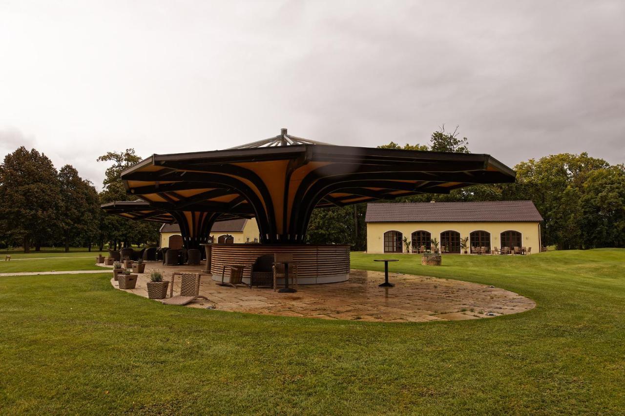 Klaudia'S Hotel & Restaurant At Golf Resort, Bac Samorin Exteriör bild