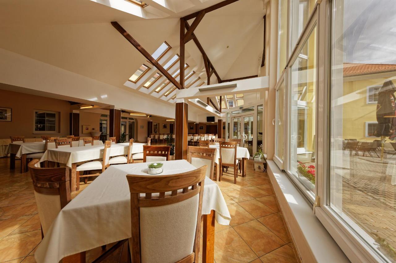 Klaudia'S Hotel & Restaurant At Golf Resort, Bac Samorin Exteriör bild