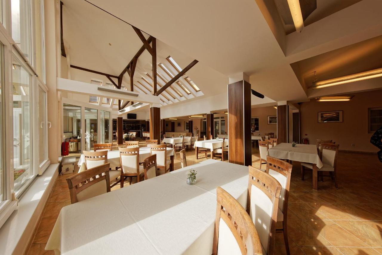 Klaudia'S Hotel & Restaurant At Golf Resort, Bac Samorin Exteriör bild