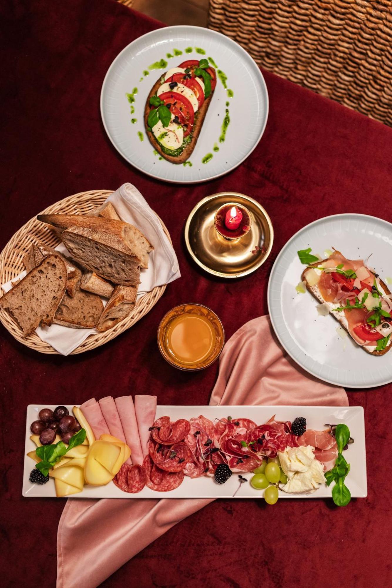 Klaudia'S Hotel & Restaurant At Golf Resort, Bac Samorin Exteriör bild