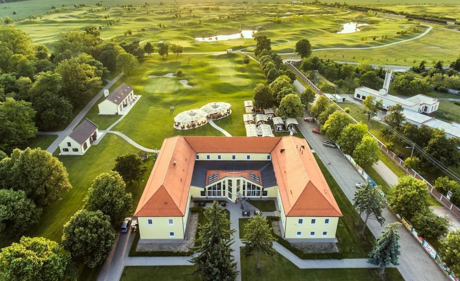 Klaudia'S Hotel & Restaurant At Golf Resort, Bac Samorin Exteriör bild