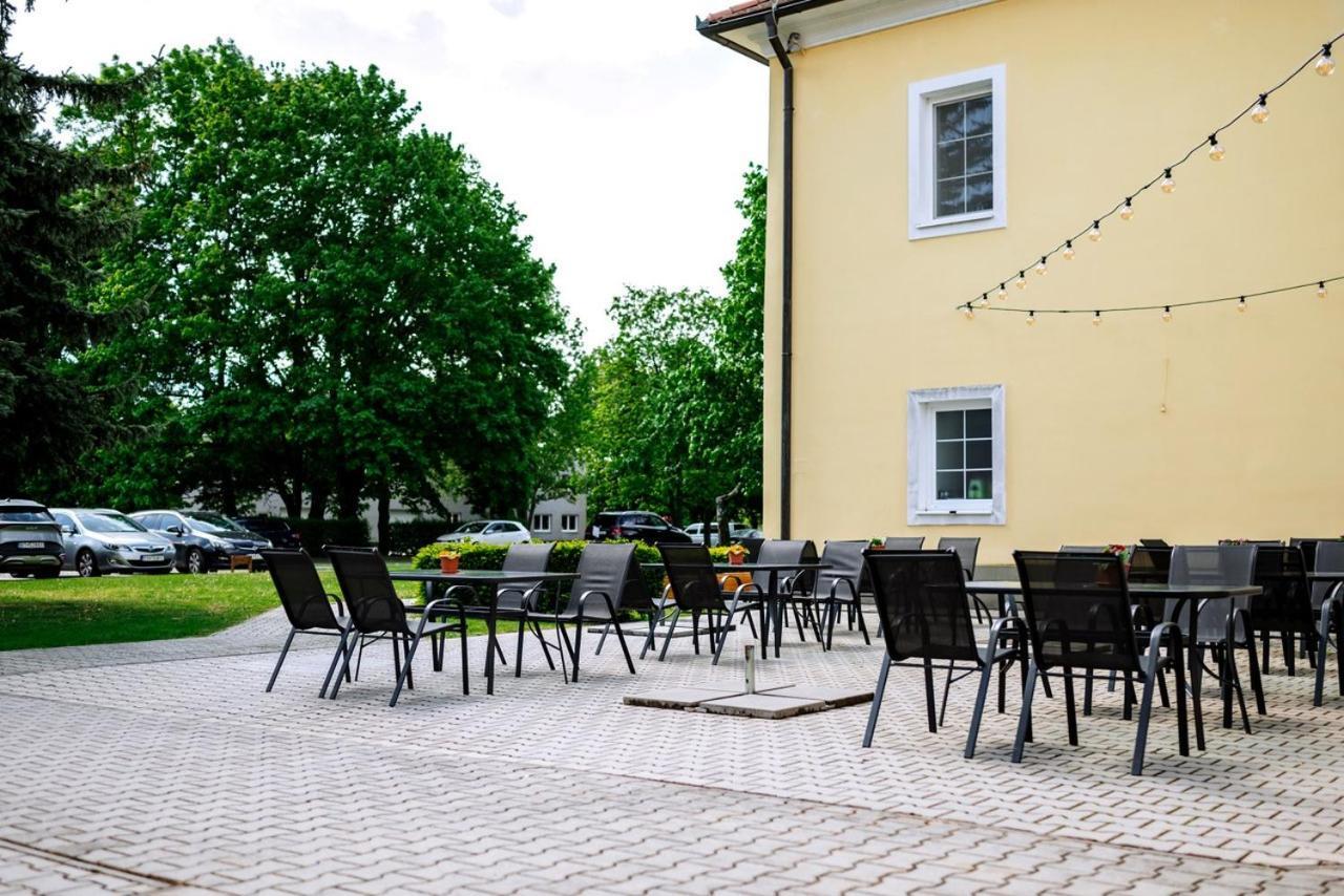 Klaudia'S Hotel & Restaurant At Golf Resort, Bac Samorin Exteriör bild